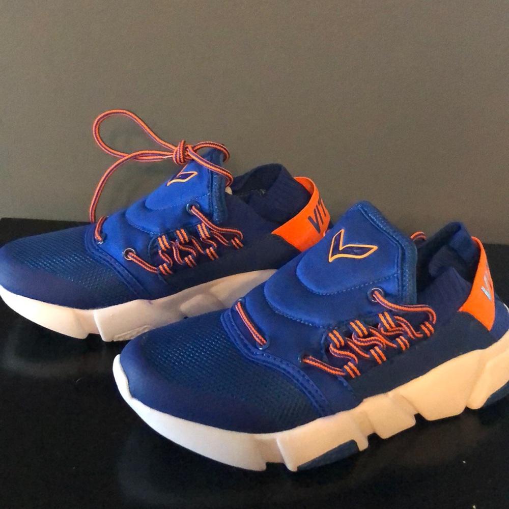 Kids athletic knit shoe